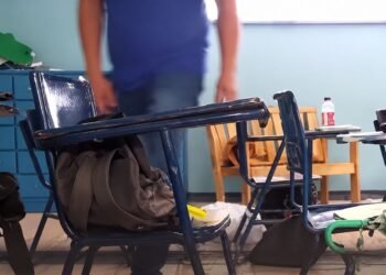 Tras objetos desaparecidos, cámara oculta capta a profesor revisando mochilas; esto pasó después