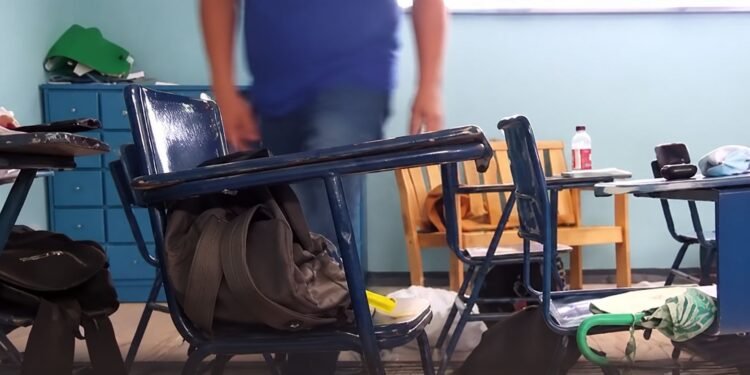 Tras objetos desaparecidos, cámara oculta capta a profesor revisando mochilas; esto pasó después