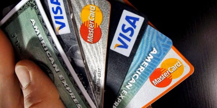 ¿Quieres mejorar tus finanzas? Estas son las tarjetas que recomienda revisar la Condusef