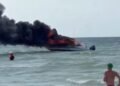 Se incendia yate frente a Progreso; así una familia logra escapar del fuego
