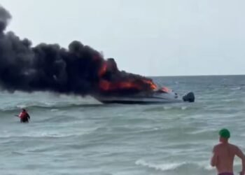 Se incendia yate frente a Progreso; así una familia logra escapar del fuego