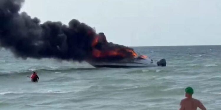 Se incendia yate frente a Progreso; así una familia logra escapar del fuego
