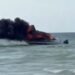 Se incendia yate frente a Progreso; así una familia logra escapar del fuego