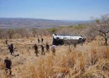 Tragedia en Nayarit: al menos 10 muertos y decenas de heridos tras volcadura de autobús