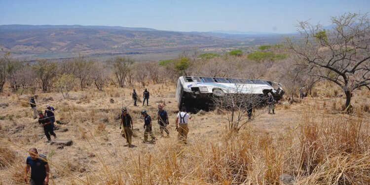 Tragedia en Nayarit: al menos 10 muertos y decenas de heridos tras volcadura de autobús