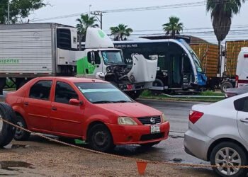Tráiler embiste al Ie-Tram y provoca cierre total de la Mérida–Umán