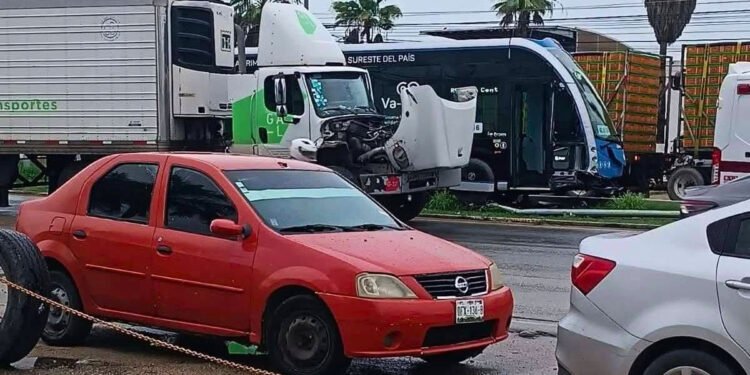 Tráiler embiste al Ie-Tram y provoca cierre total de la Mérida–Umán
