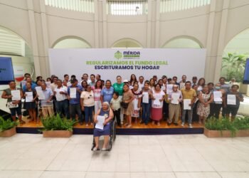 ¿Más de 20 años de espera? Familias por fin reciben las escrituras de sus hogares
