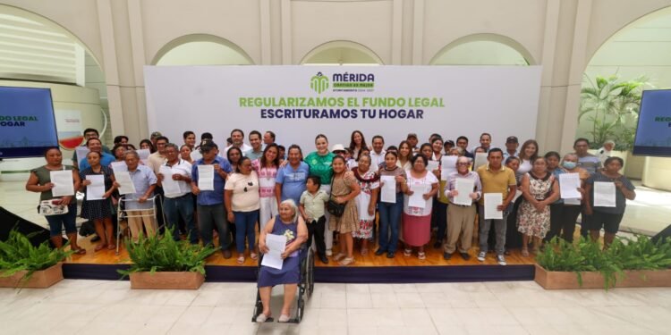 ¿Más de 20 años de espera? Familias por fin reciben las escrituras de sus hogares