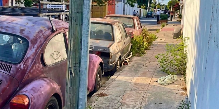 Calles libres de chatarra: Se intensifican operativos contra vehículos abandonados