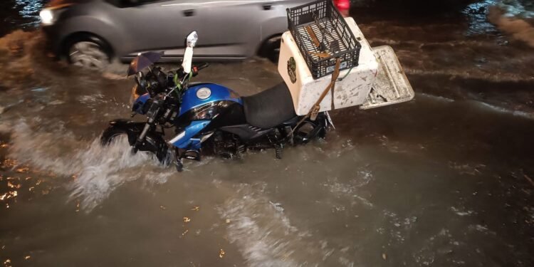 ¿Por qué aumentan los accidentes cuando llueve? Especialistas lanzan advertencia