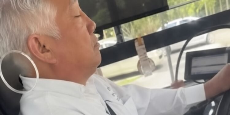 ¿Dormido al volante? Así fue captado un operador del Va y Ven en pleno recorrido