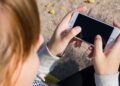 ¿Tu hijo no suelta el celular? Expertos alertan sobre la nueva adicción que crece entre niños