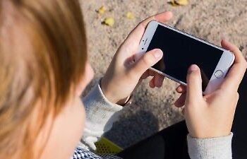 ¿Tu hijo no suelta el celular? Expertos alertan sobre la nueva adicción que crece entre niños