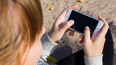 ¿Tu hijo no suelta el celular? Expertos alertan sobre la nueva adicción que crece entre niños