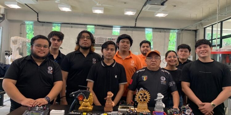 A los 55 años clasificó al Mundial de Robótica en China, pero ahora necesita casi un millón de pesos; conoce su historia