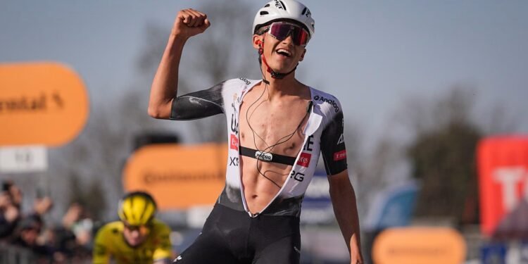 Isaac del Toro hace historia en Francia: victoria espectacular y salto al Top 3