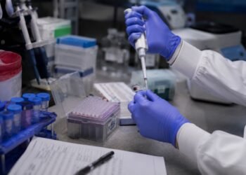 No es ciencia ficción: una vacuna diseñada por Inteligencia Artificial ya fue probada en humanos