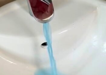 ¿Qué pasa con el agua en Las Américas? Vecinos reportan color azul y olor a cloro