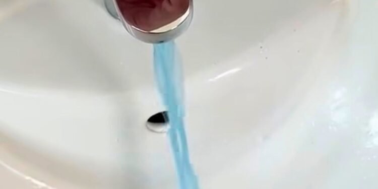 ¿Qué pasa con el agua en Las Américas? Vecinos reportan color azul y olor a cloro