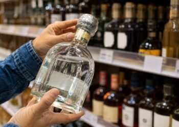 ¡Alerta por alcohol adulterado! Cofepris detecta falsificaciones de Don Julio 70 y Buchanan’s; así puedes identificarlas