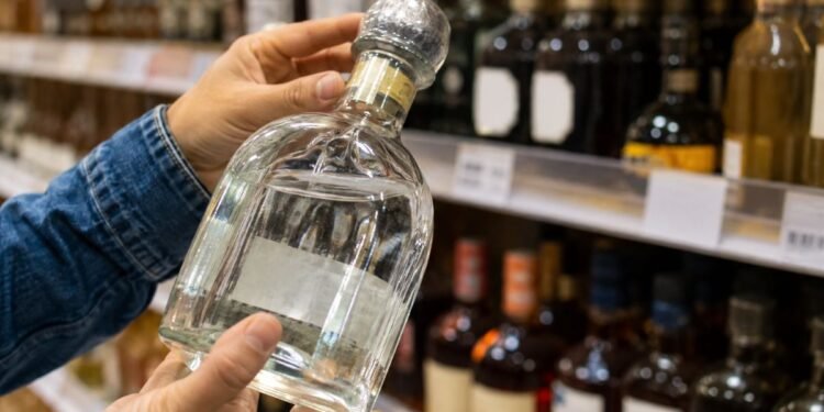 ¡Alerta por alcohol adulterado! Cofepris detecta falsificaciones de Don Julio 70 y Buchanan’s; así puedes identificarlas
