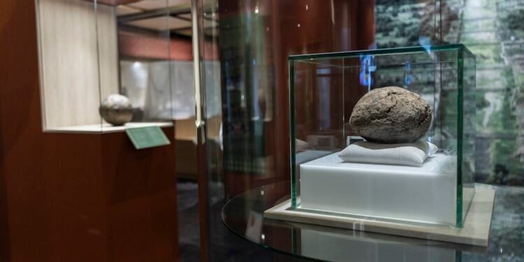 “Hule ritual”: la exposición que revela los secretos de las pelotas sagradas