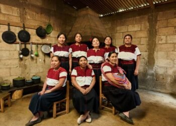 “La fuerza de nuestro corazón”: artesanas indígenas crean distintivo para el Tri