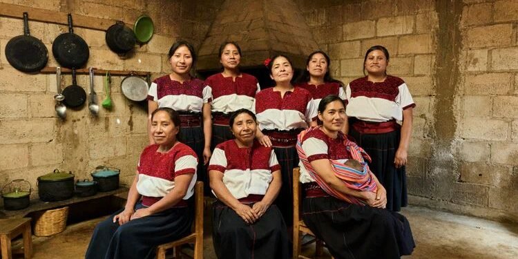 “La fuerza de nuestro corazón”: artesanas indígenas crean distintivo para el Tri