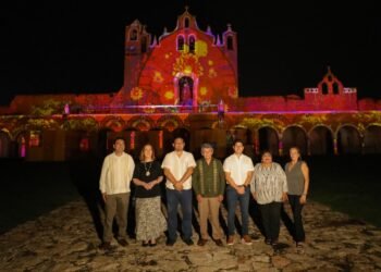 ¿Ya conoces “Senderos de Luz”? El videomapping que vuelve a iluminar Izamal