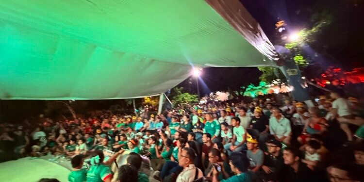 ¡Fiesta sin incidentes! Más de 10 mil aficionados celebran  el triunfo de México