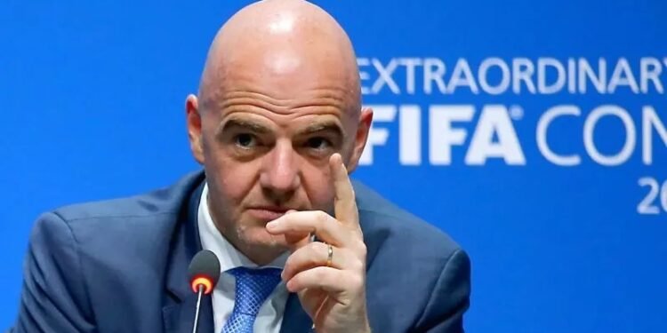 Terremoto en la FIFA: el hombre más cercano a Infantino le da la espalda