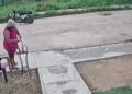 ¿Robo o confusión? Mujer toma una silla frente a una vivienda en Kanasín