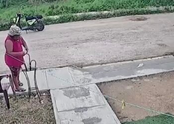 ¿Robo o confusión? Mujer toma una silla frente a una vivienda en Kanasín
