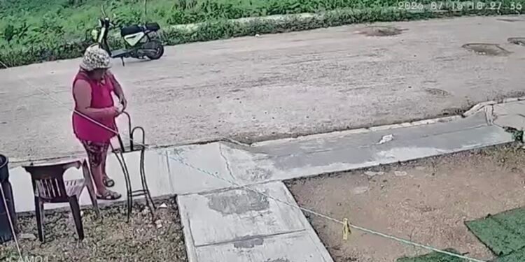¿Robo o confusión? Mujer toma una silla frente a una vivienda en Kanasín