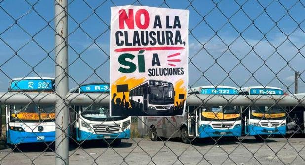 Suspenden la Ruta 322 en Nuevo León; usuarios bloquean calles para exigir su regreso