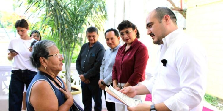¡Vivieron décadas sin existir legalmente! 17 yucatecos reciben por fin su acta de nacimiento