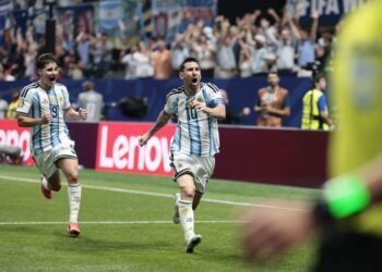 Un avión se convirtió en estadio: 187 pasajeros vivieron juntos el Argentina-Egipto