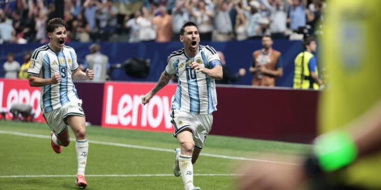 Un avión se convirtió en estadio: 187 pasajeros vivieron juntos el Argentina-Egipto