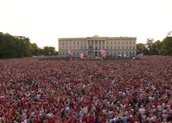 El “remo vikingo” une a Noruega: así miles celebraron a su equipo frente al Palacio Real