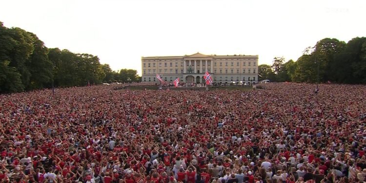 El “remo vikingo” une a Noruega: así miles celebraron a su equipo frente al Palacio Real