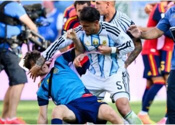 ¡FIFA no perdonó! Paredes recibe 10 partidos de castigo por pelea en la final