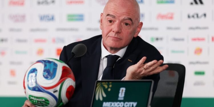 ¿Quiso vender una parte del Mundial? UEFA lleva a Infantino al campo de la justicia