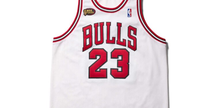 El jersey de Jordan que vale una fortuna: sale a subasta por hasta 15 mdd