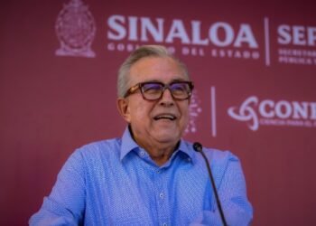 Aislado dentro de la 4T, Rocha Moya se separa otra vez de la gubernatura