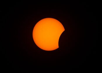 ¡El espectáculo no termina! Eclipse solar sorprende de día y las Perseidas llegan esta noche