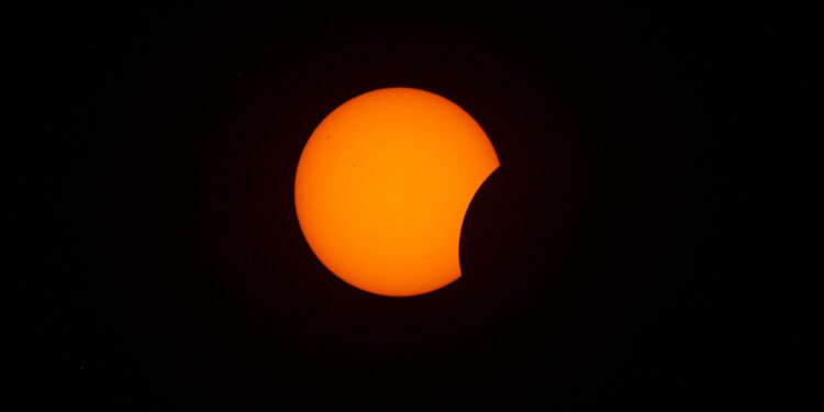 ¡El espectáculo no termina! Eclipse solar sorprende de día y las Perseidas llegan esta noche