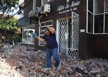 Colombia suspende vuelos tras sismo de 7.4; descartan amenaza de tsunami