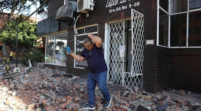 Colombia suspende vuelos tras sismo de 7.4; descartan amenaza de tsunami