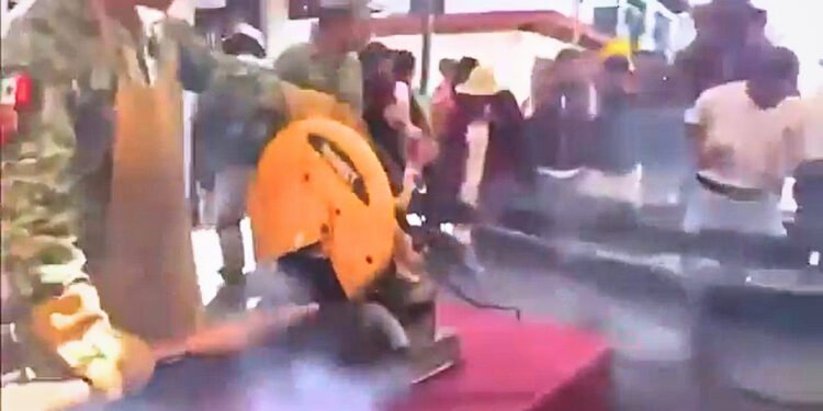 VIDEO: Iban a destruir un arma hechiza y terminó disparándose; hay cuatro heridos